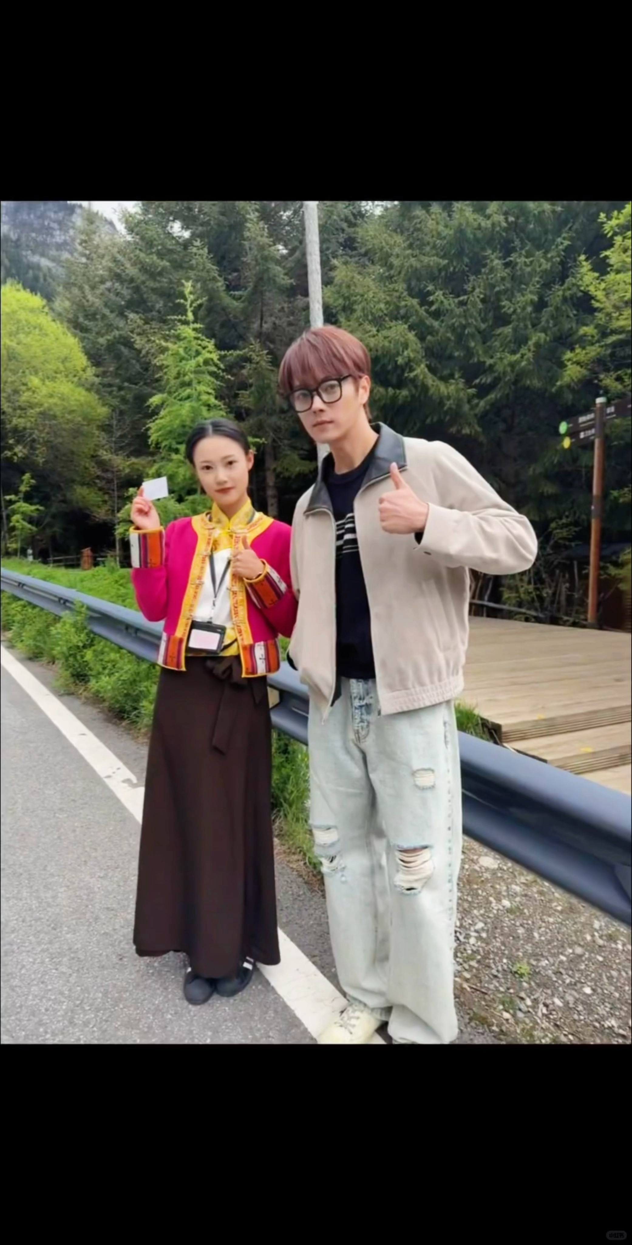许凯坐景区大巴被路人偶遇我哥昨天说有点高反了，今天口罩都不敢戴了，缺氧了是吧，欢