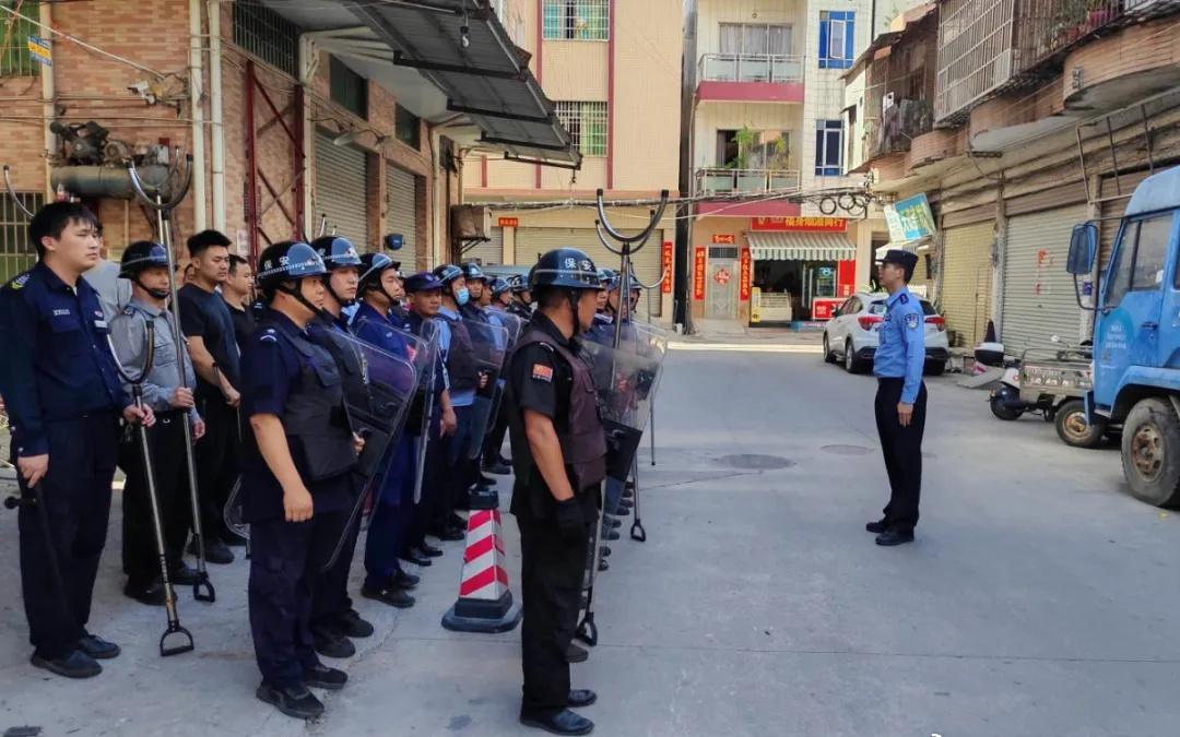 【南沙群防施救援，母婴平安脱危险】近日，南沙区港湾街慧谷超级堤沿岸上演了一场惊心