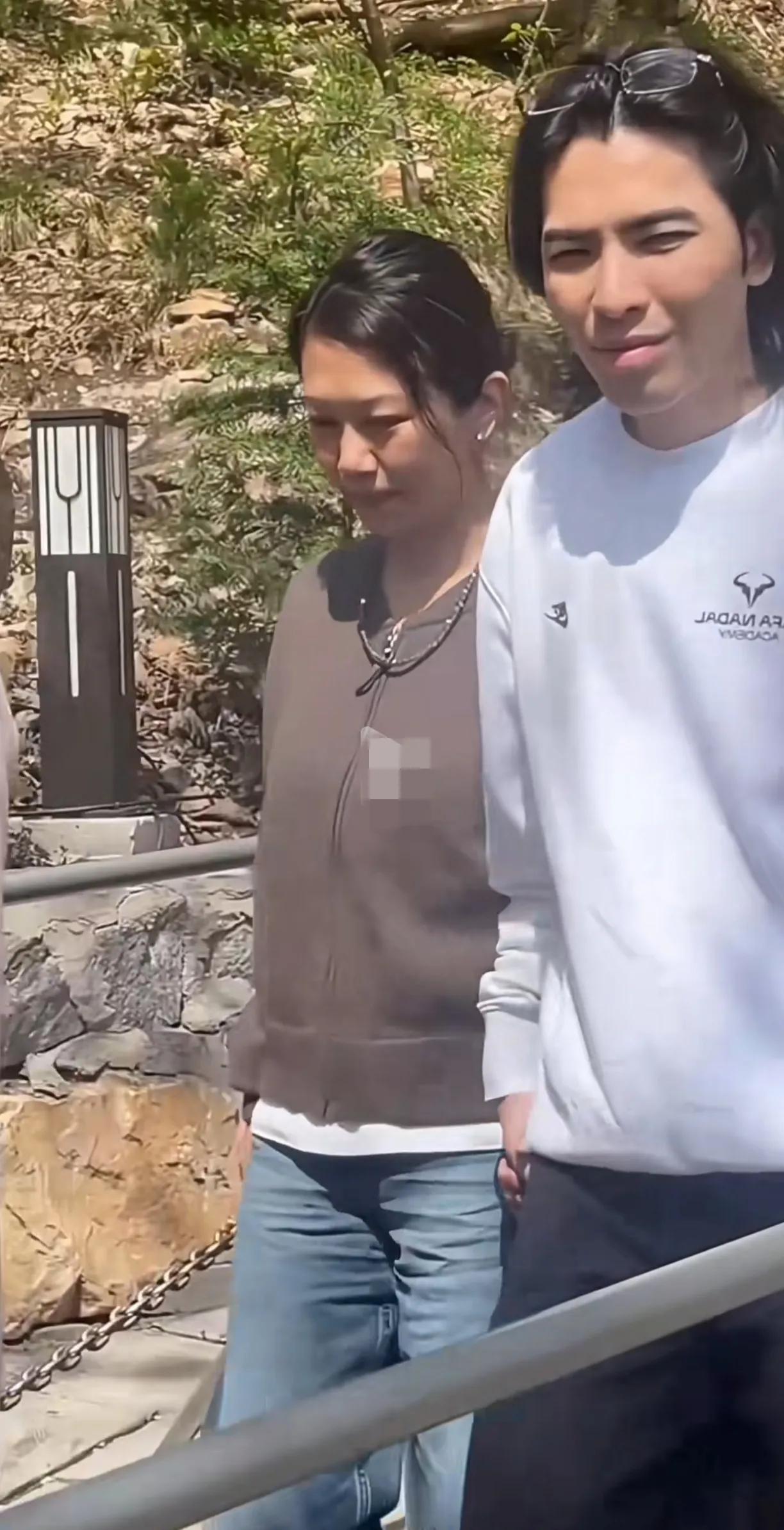 相差14岁的夫妻也这么甜，女的哪怕是大妈的年纪，男的也对她爱护有加，萧敬腾对林有
