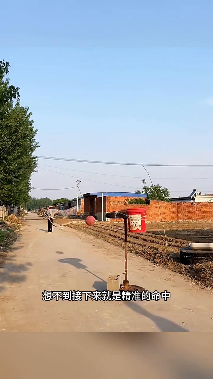 你们见过这么厉害的投篮吗？不仅拿铁锹背着投篮，而且还是五十米开外。随着球自由落下
