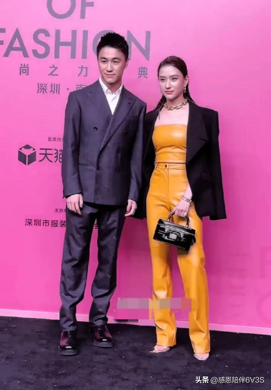 何超莲和何猷君这对姐弟同台亮相，真可谓是何家的两颗璀璨明珠。虽然不是同一个妈生的