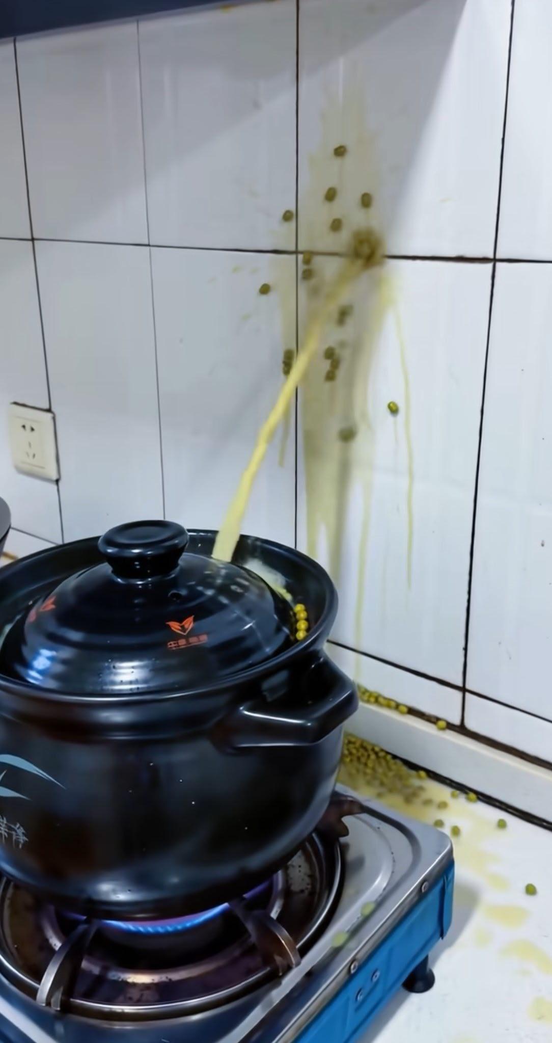 家人们谁知道，煮个绿豆粥怎么成喷泉了？