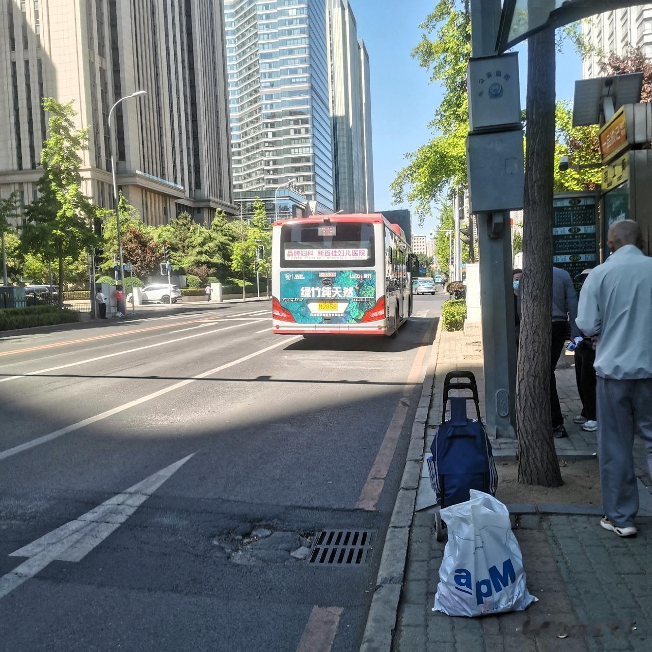 我被13路公交车司机感动了一把！

我很少坐13路公交车，今早心血来潮，坐上了。