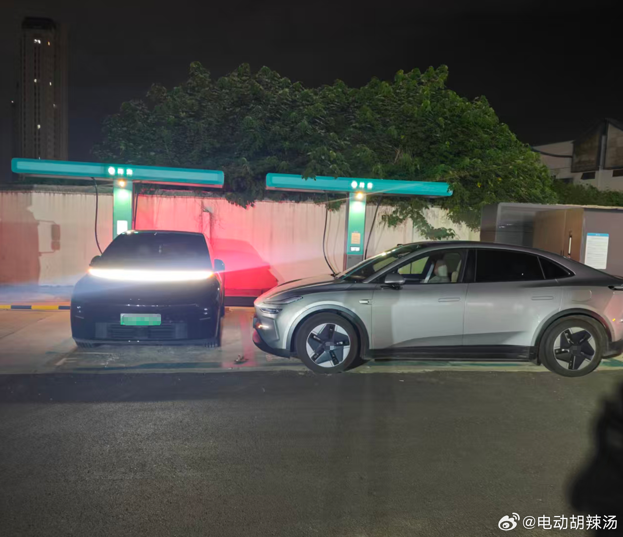 这车停得艺术成分相当可以~你说停不好车到底是群体问题还是个别问题~ 