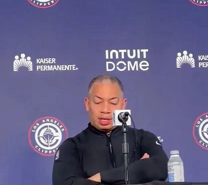 NBA常规赛继续进行，快船主场116-103战胜独行侠。快船在6胜21负开局后打