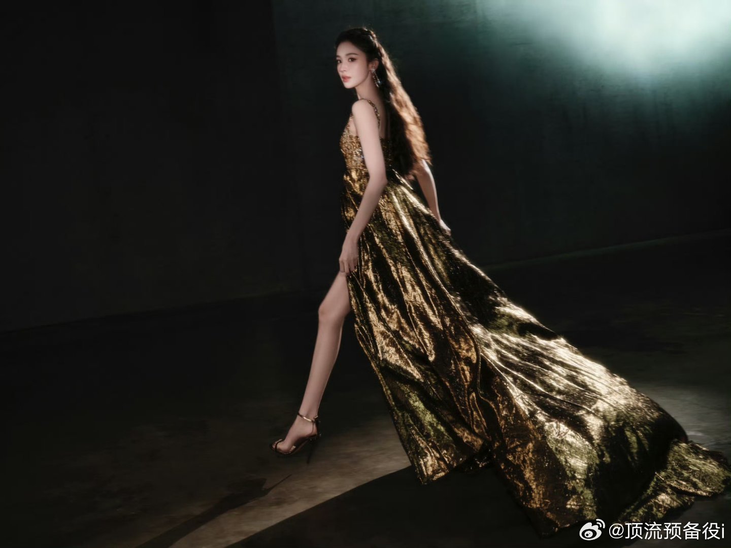 势均力敌的两张脸就这样出来炸街 这组同框照最妙的地方在于，娜扎和敖瑞鹏的美是互补