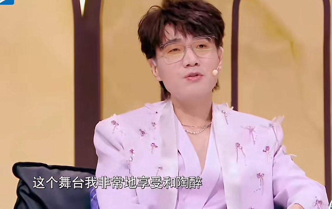 王铮亮点评陈楚生舞台，夸得那叫一个不藏着。
他说：“成熟的歌手，唱了成熟的歌曲。