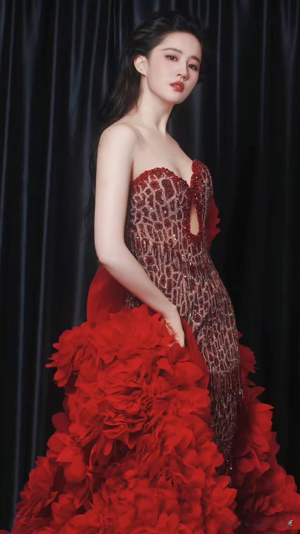 刘亦菲真的是娱乐圈里的“白月光”。她出道多年，塑造了无数经典角色。像《仙剑奇侠传