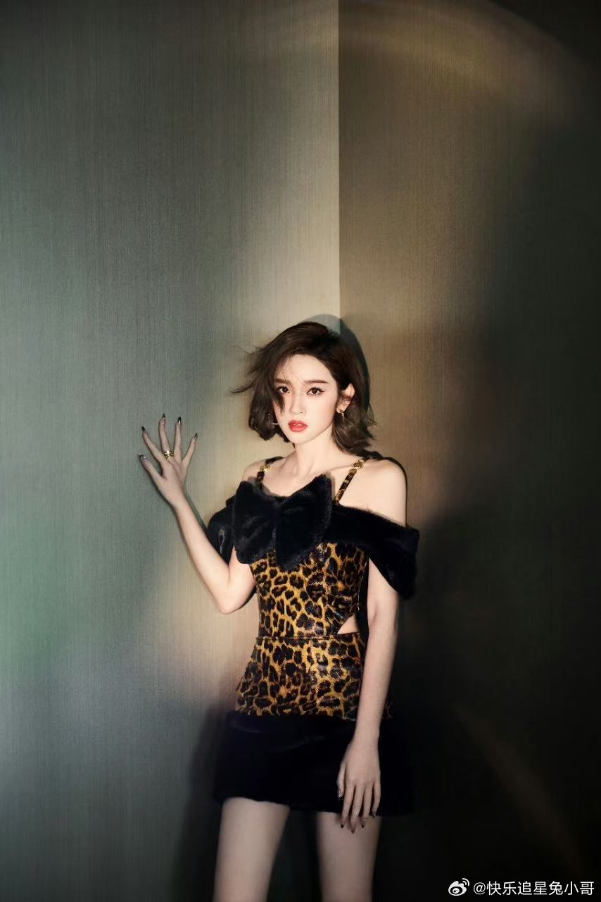 唐艺昕加盟乘风心情很曼妙 唐艺昕这张剪影图，把期待值直接拉满。逆光下的曼妙身姿，