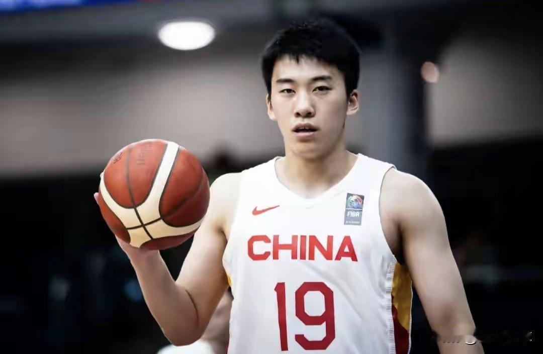 你心目中的中国男篮新星是谁？当前中国男篮当红郭，国手是王俊杰。年仅21岁的旅美球
