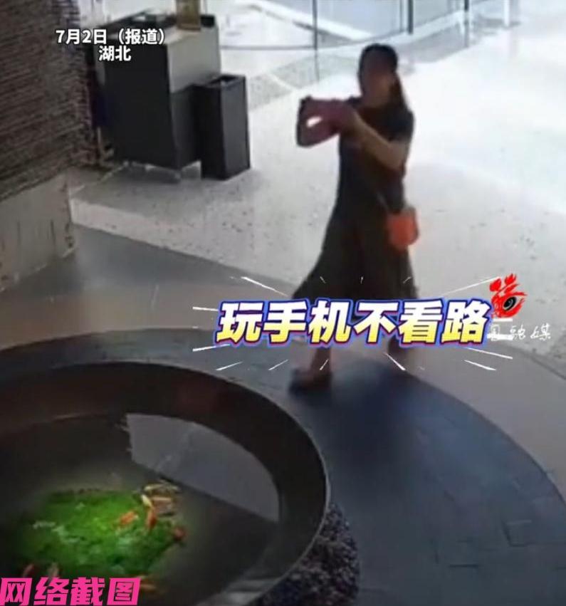 湖北有女子在一处商场里游玩，还在一边走路一边玩手机，此刻女子还不知商场内的布置，
