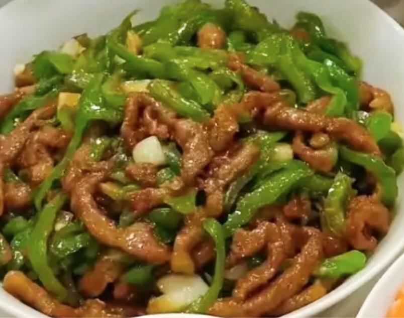 红辣椒我很少用，青辣椒我做菜离不了。
炒肉、炒鸡蛋、炒香干、炒豆腐丝都好吃。因为