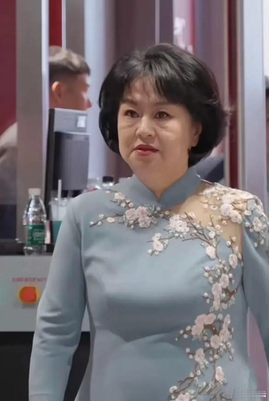 这真的是鞠萍姐姐吗？以前的温柔姐姐怎么变了样 ​​​