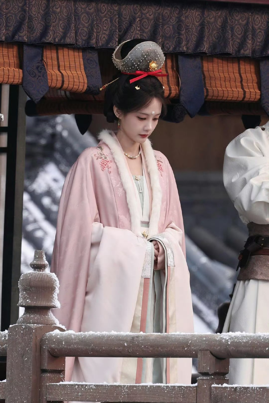 李一桐《金枝》陈雀儿粉衣路透，温柔俏丽的大小姐！ 