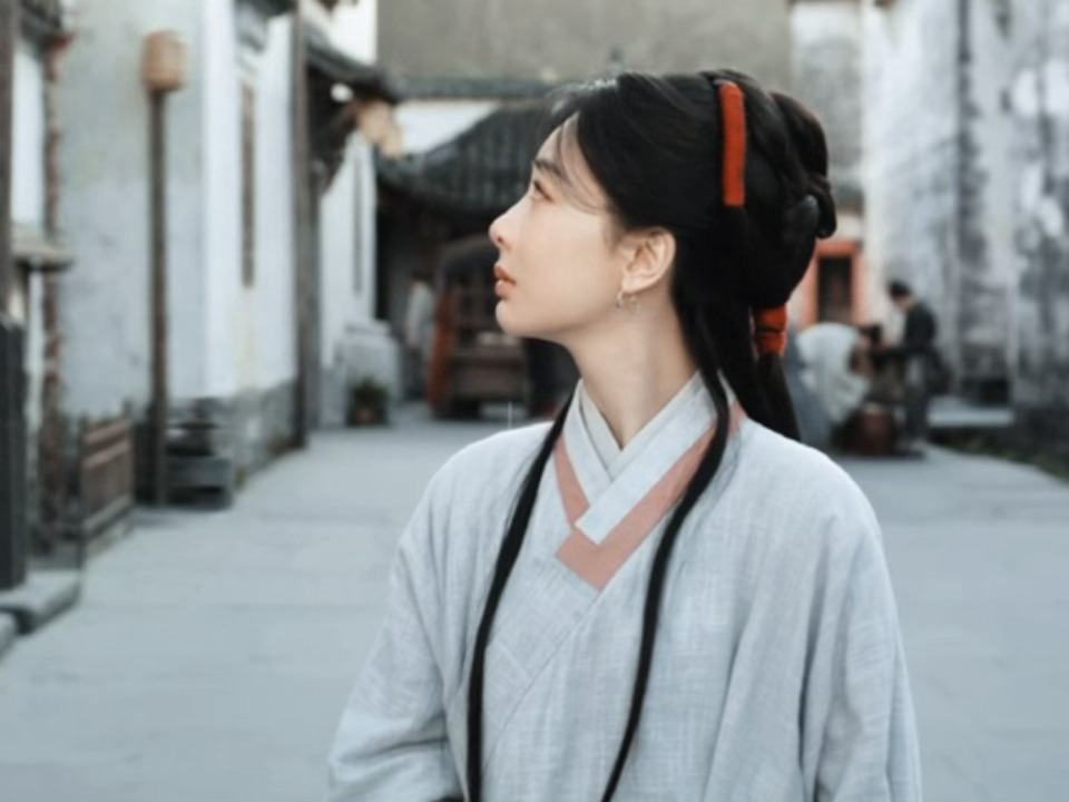 哎哟。。回头那一瞬间掉下的泪。。。太会演了杨紫。。。 