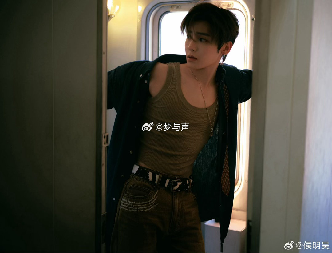 侯明昊轰炸超话侯明昊昨晚发了13条微博轰炸超话实锤，高产输出加上在线回复，网友调