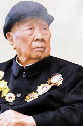 1984年，开国中将曾思玉退休后，到大连一水库钓鱼，钓着钓着，水库负责人走了过来