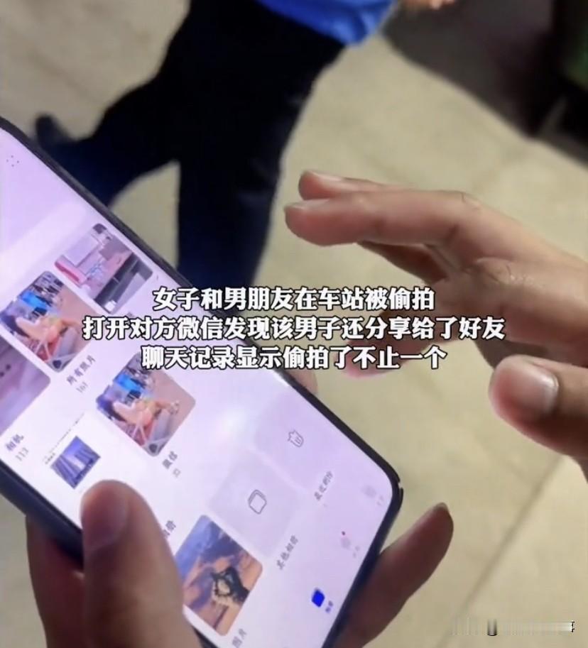 “没丝袜，你的最爱”！河北石家庄。女子和男友一起在火车站等候高铁，女子身穿一件简