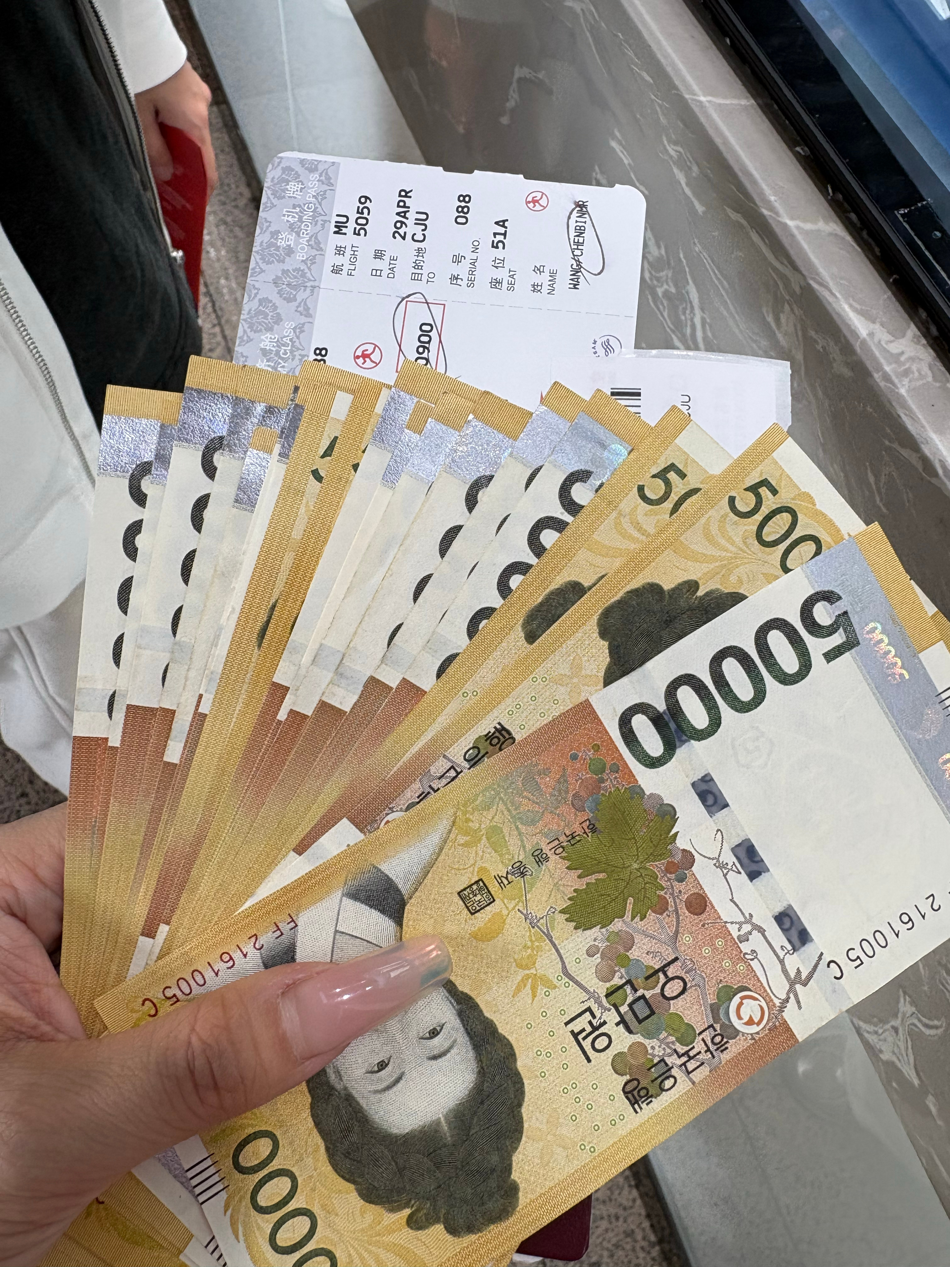 转机为了不误机住到机场[笑cry]然而超绝p人最后1分钟还悠闲的在排队值机怒花3