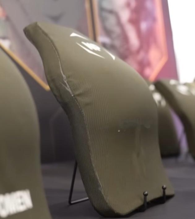 飞扬军事 女性士兵穿戴通用制式防弹衣时，一直存在难以解决的防护短板：标准平直护甲