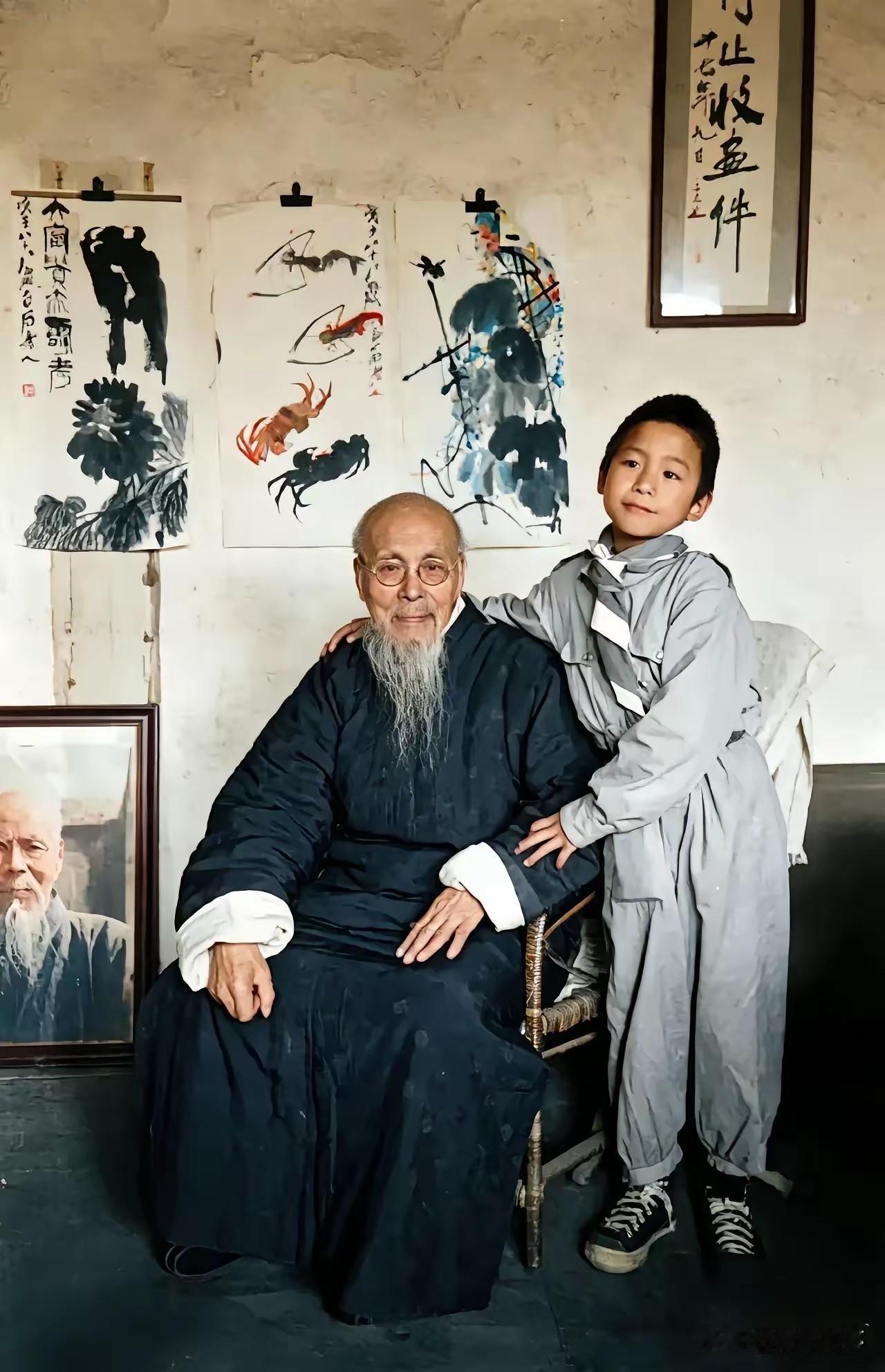 这是1948年在北平，齐白石与儿子齐良末的合影照。
当时齐白石八十四岁，齐良末只