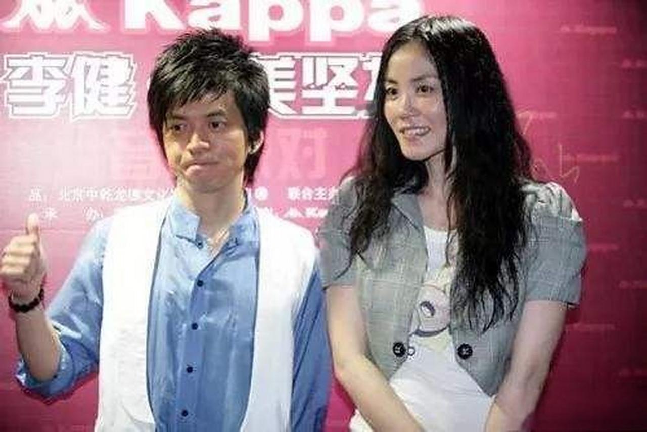 李健永远不会忘记王菲的帮助，如果没有王菲挑中他的歌。上了春晚，李健恐怕还不会这么