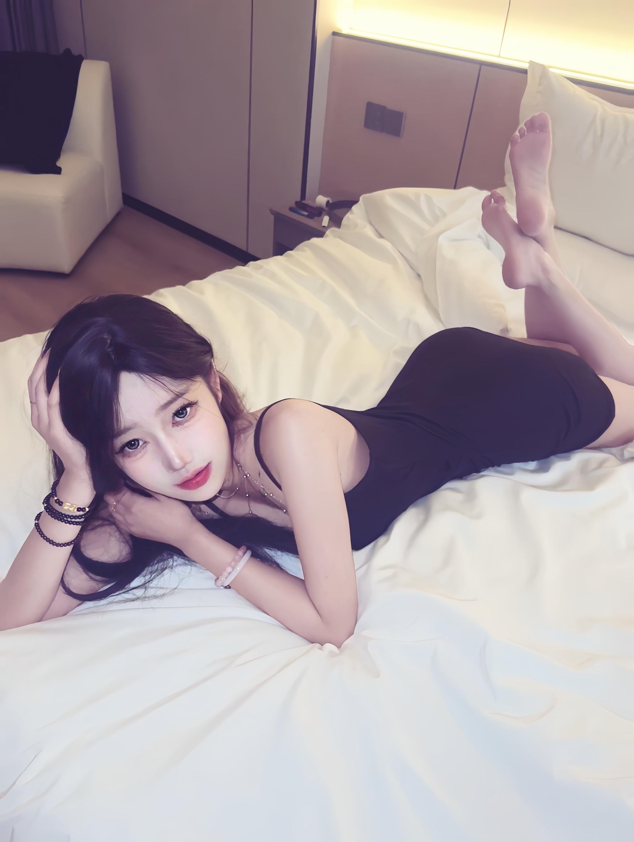 你说我像猫 步步踩在你的心尖 我只为寻找独属你的味道 老公