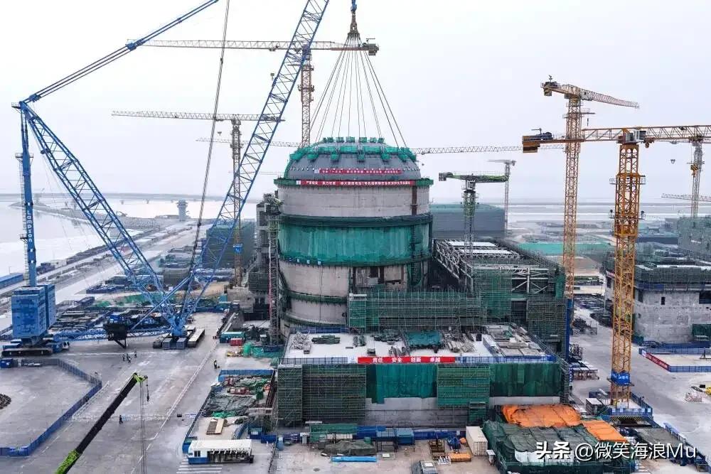 节期间辽宁徐大堡核电站的建设现场，工人们正在日夜赶工，为今年并网发做着贡献。他们