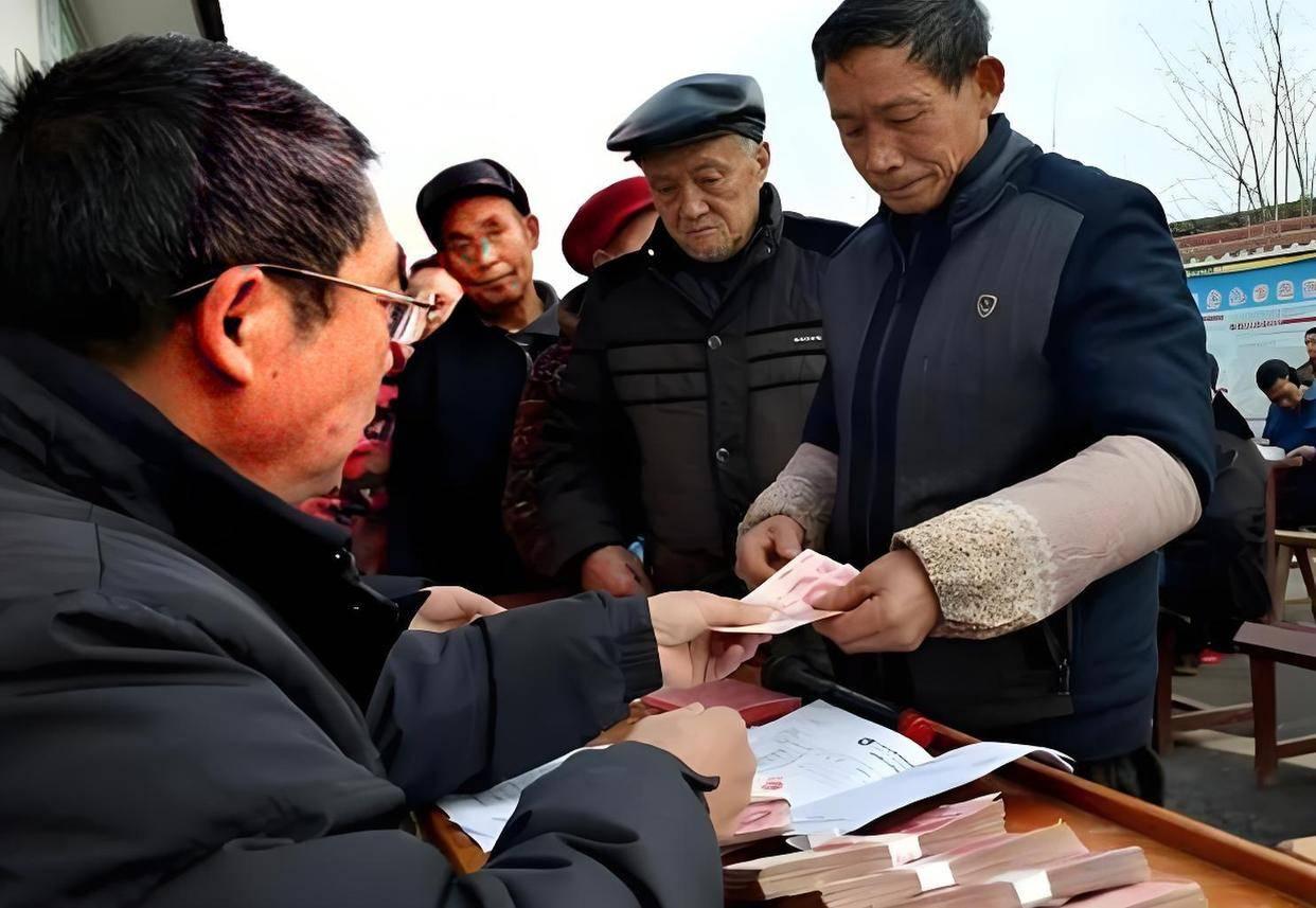 村干部是国家在农村革命和建设发展事业的带头人，是“三农”工作中的重要骨干。
农村