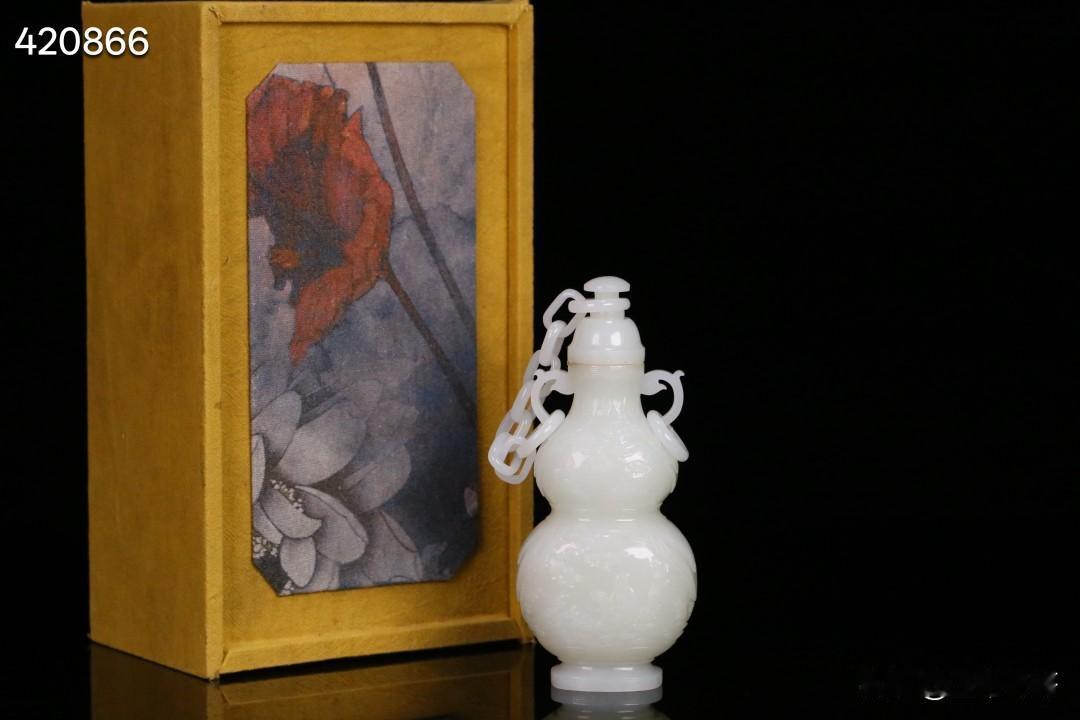 清 和田白玉人物故事连盖葫芦瓶。整料成器。尺寸6.2*4.5*13.9cm，重3