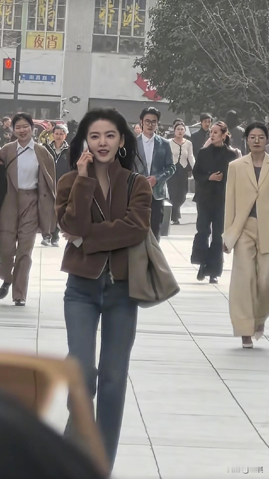 章若楠在街上打电话。