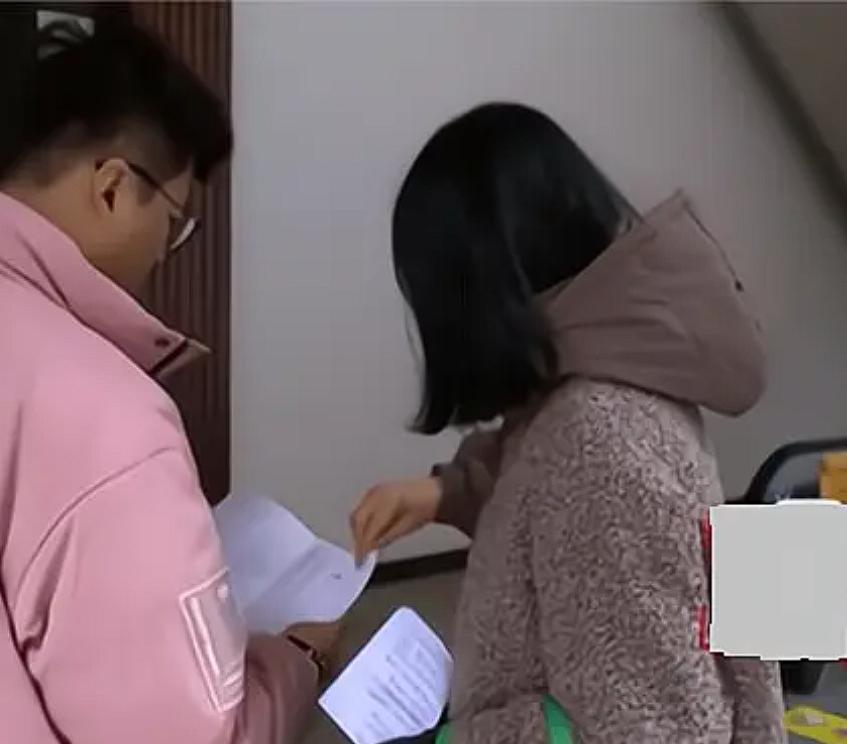 浙江杭州，女子1年时间里，刷爆了4张信用卡，在一家理发店花了20多万，店家告诉她