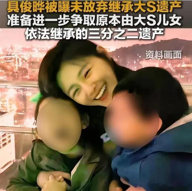 刚把刚泡好的茶水吹温，指尖一划屏幕，一口水差点喷在键盘上。大S都走了一年多了，这