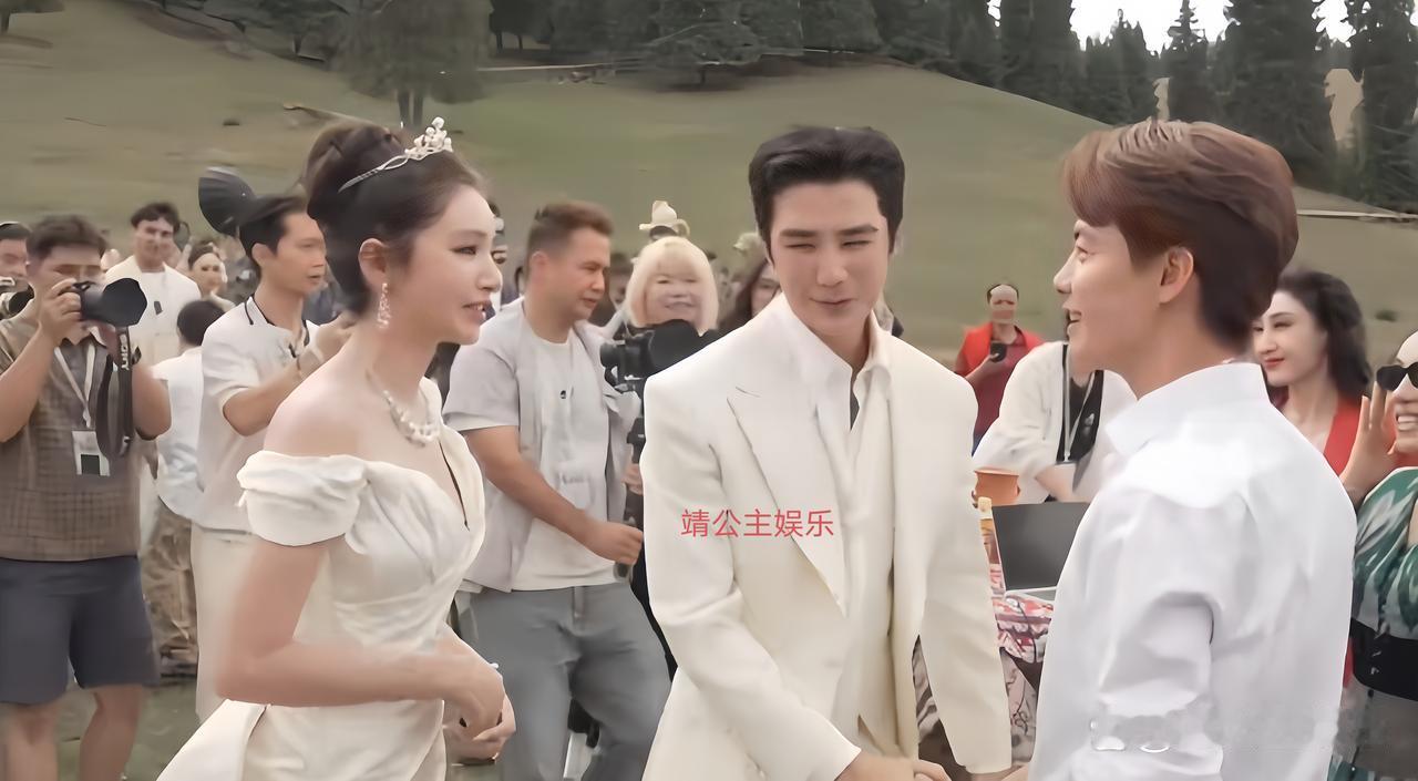 马天宇现身姜潮麦迪娜的婚礼现场！作为圈内好友出席见证幸福，他与姜潮热情拥抱寒喧，