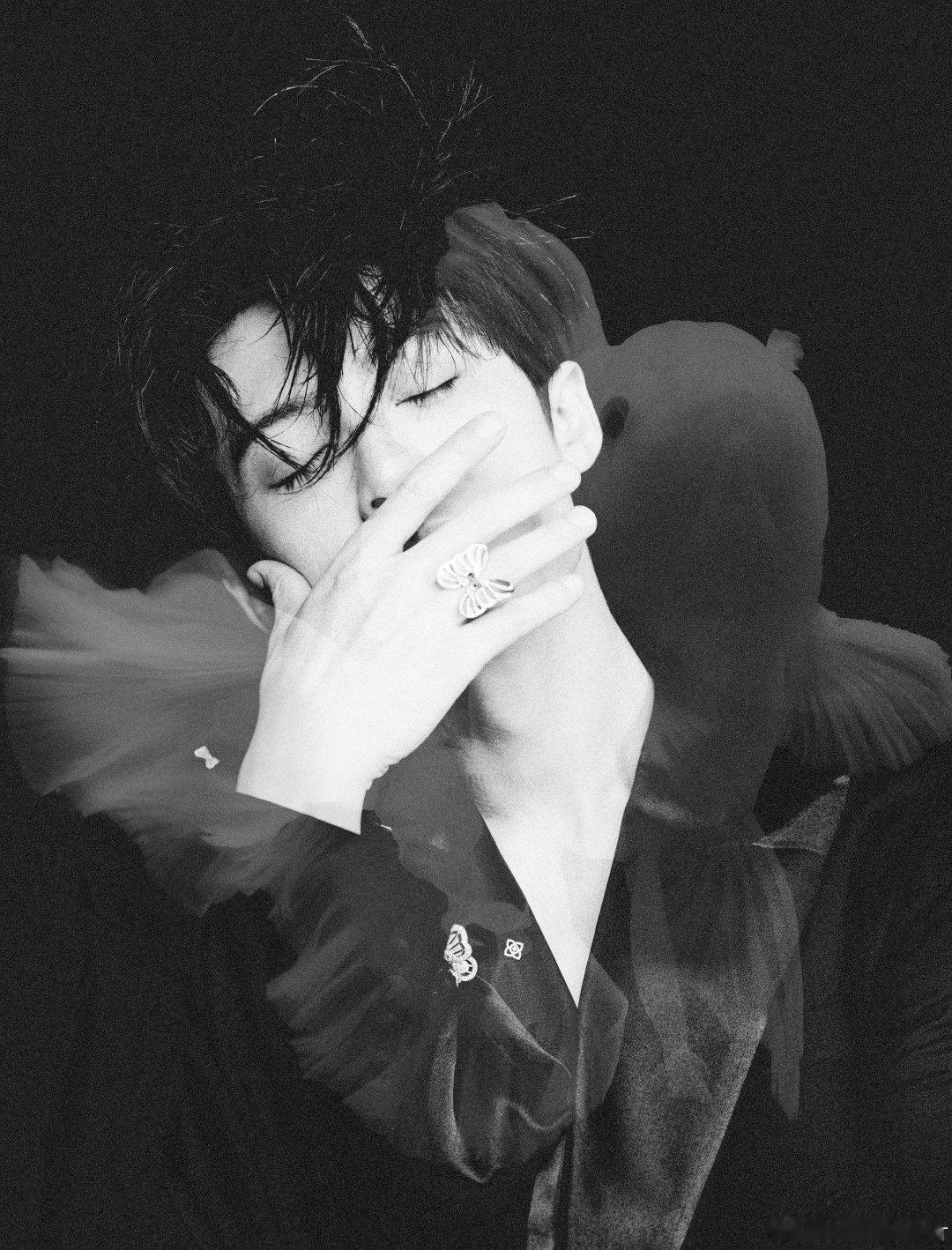 檀健次的时尚表现力，艺术张力毋庸置疑，总能让人为之一振，眼前一亮。作为罕见的六边