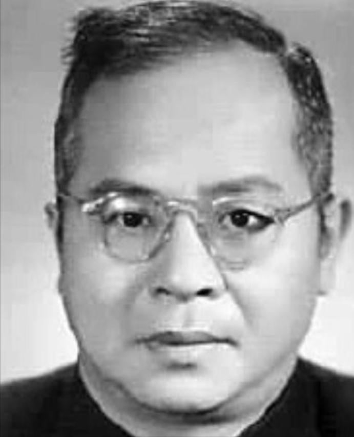 1969年，曾经的清华教授吴晗被绑在树上，批斗者一根一根拔光他的头发，接着，他们