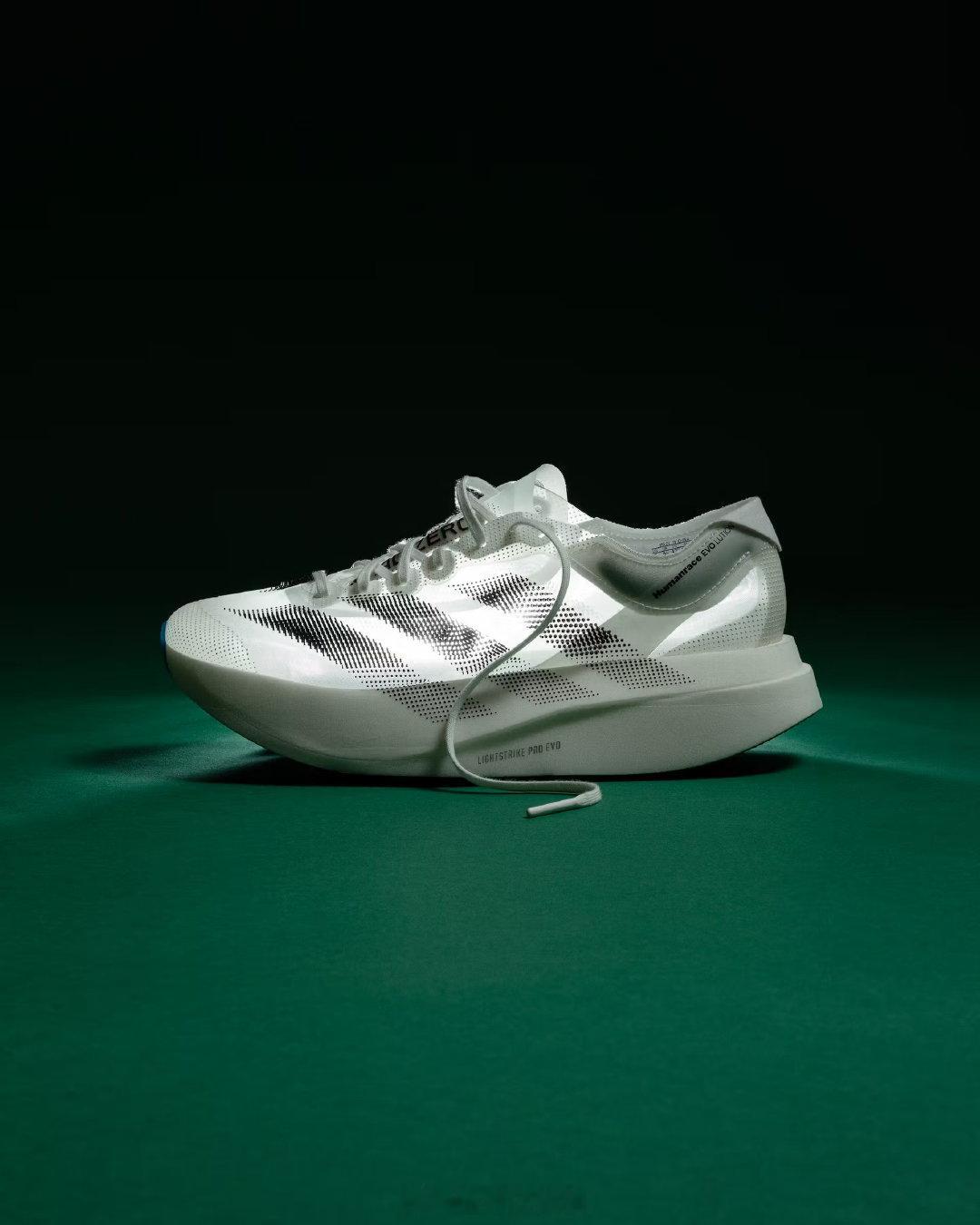 Pharrell Williams 菲董这次与阿迪达斯合作的鞋款叫 Adizer