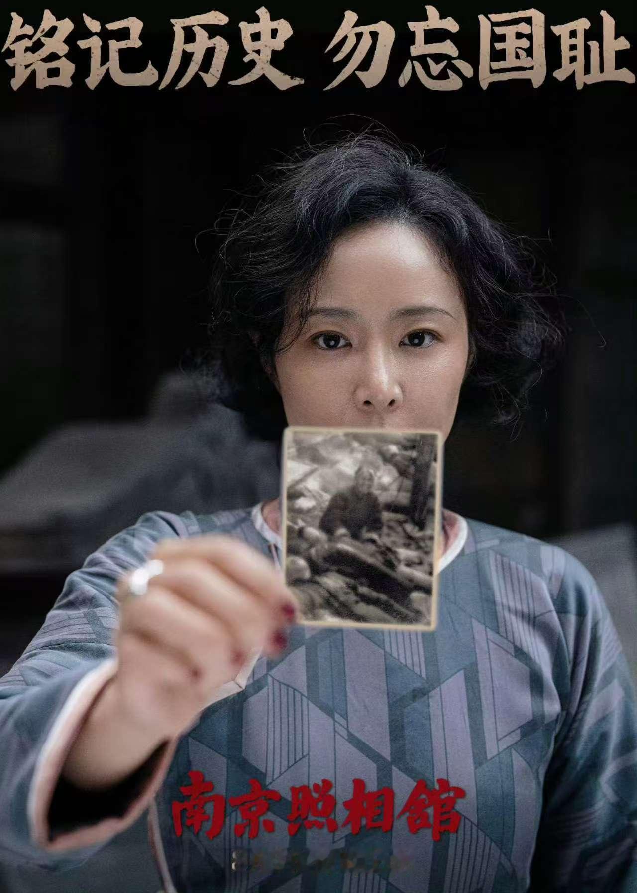 这一刻承载了30万同胞的无声证言百姓捧着逝者照片见证正义，这一幕太戳心，历史的重