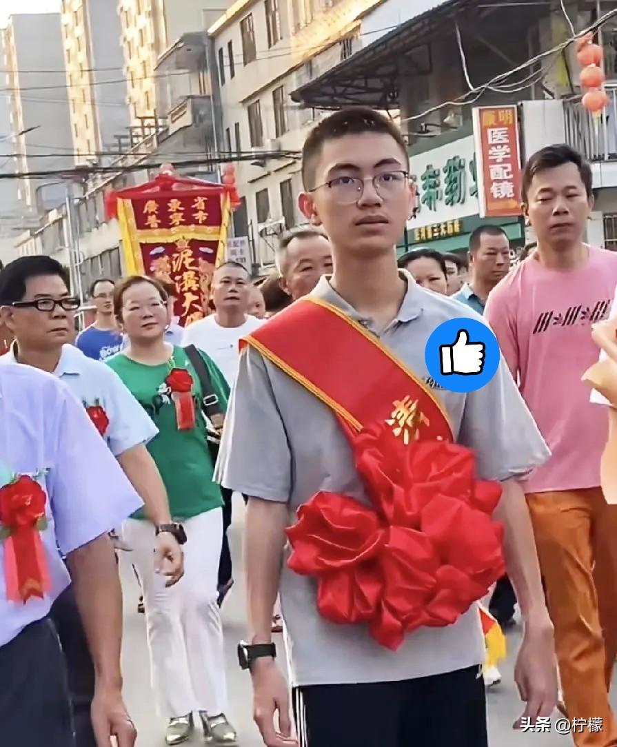 甘肃一户人家，
哥哥先考上了清华，
读初三的妹妹不服气。家人劝她别压力太大，她偏