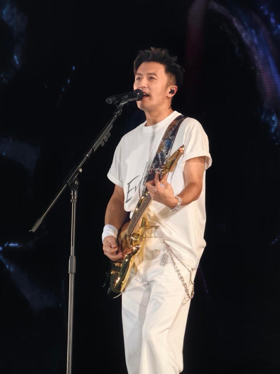 看完谢霆锋鸟巢北京站后劲真的太大了，实打实体会到什么叫圈内顶级号召力😭台上全程
