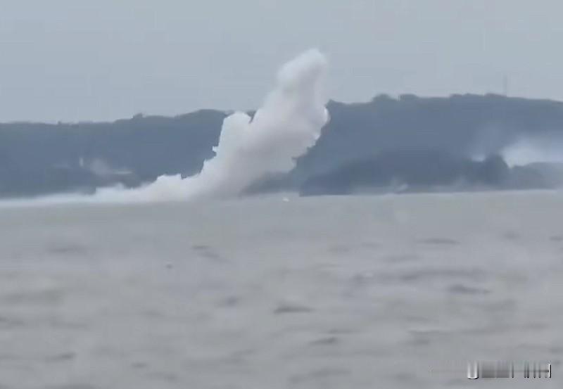 仔细看，
台湾省金门武装分子的这几炮，
特别有意思……
首先这几炮基本上，
都打