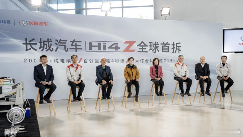 长城太顶了，吴会肖和嘉宾一起对坦克500 Hi4-Z进行了全球首拆，并且对动力电