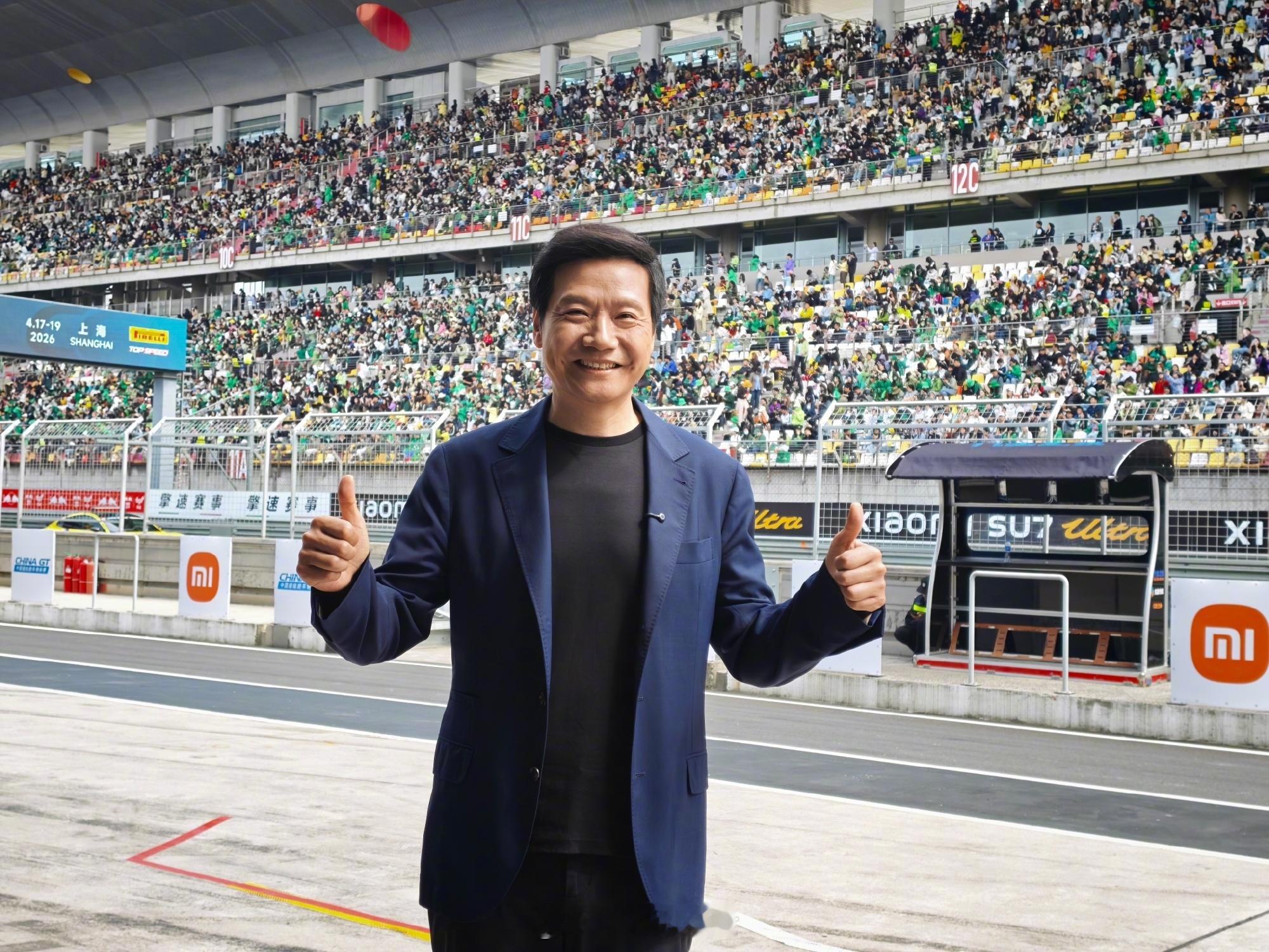 雷军亮相CHINAGT雷军现身上海国际赛车场难怪刘永好、姚劲波还有李想等一众企业