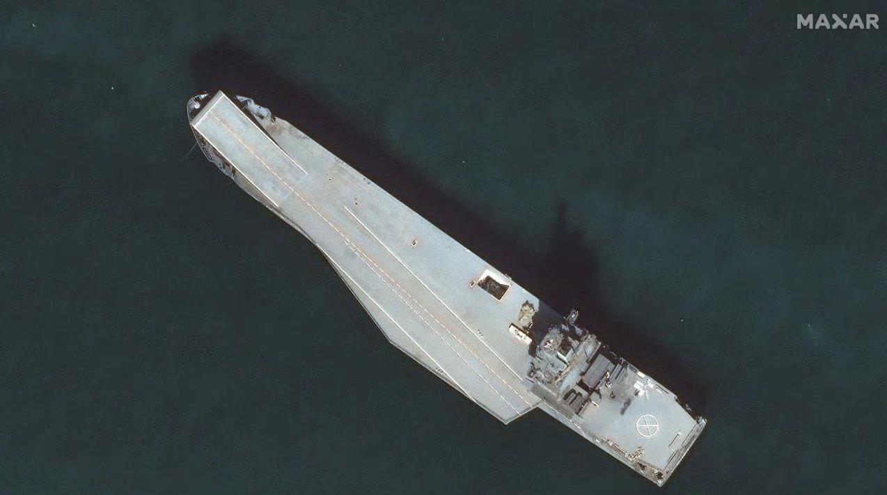 无人机航母“伊里斯·马克兰号”在阿巴斯港遭到美国空袭后被摧毁。（没有防空，就是一