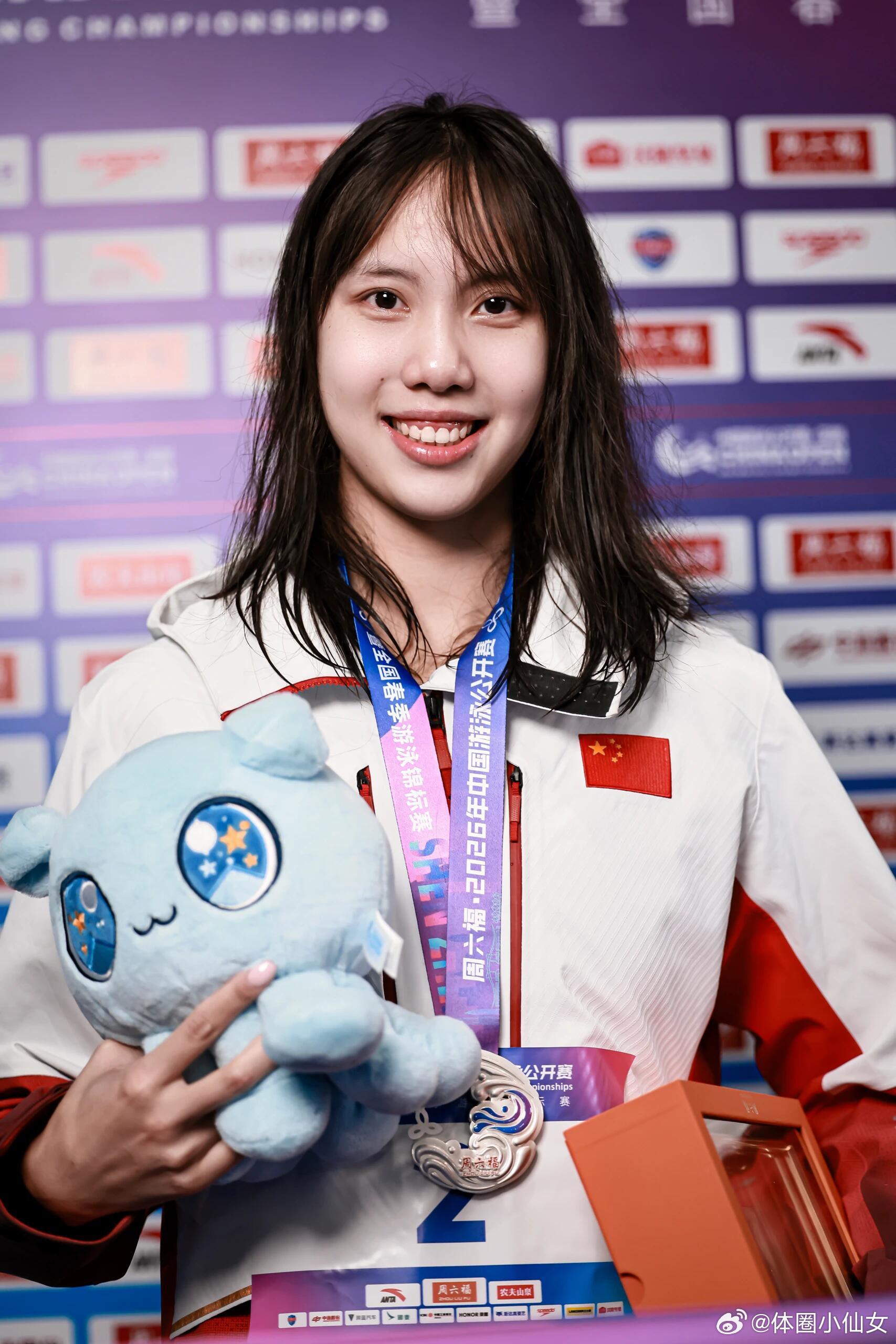 他们的笑容真好看，自信明媚的中国游泳运动员们！ 