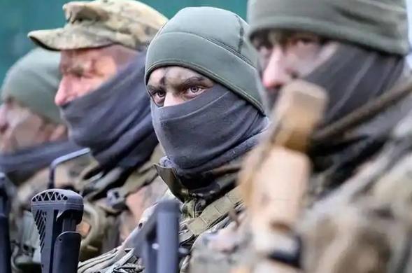 乌克兰恐怕真的没人可死了！俄军在顿涅茨克打扫战场，越扫越心惊：满地阵亡士兵，竟没