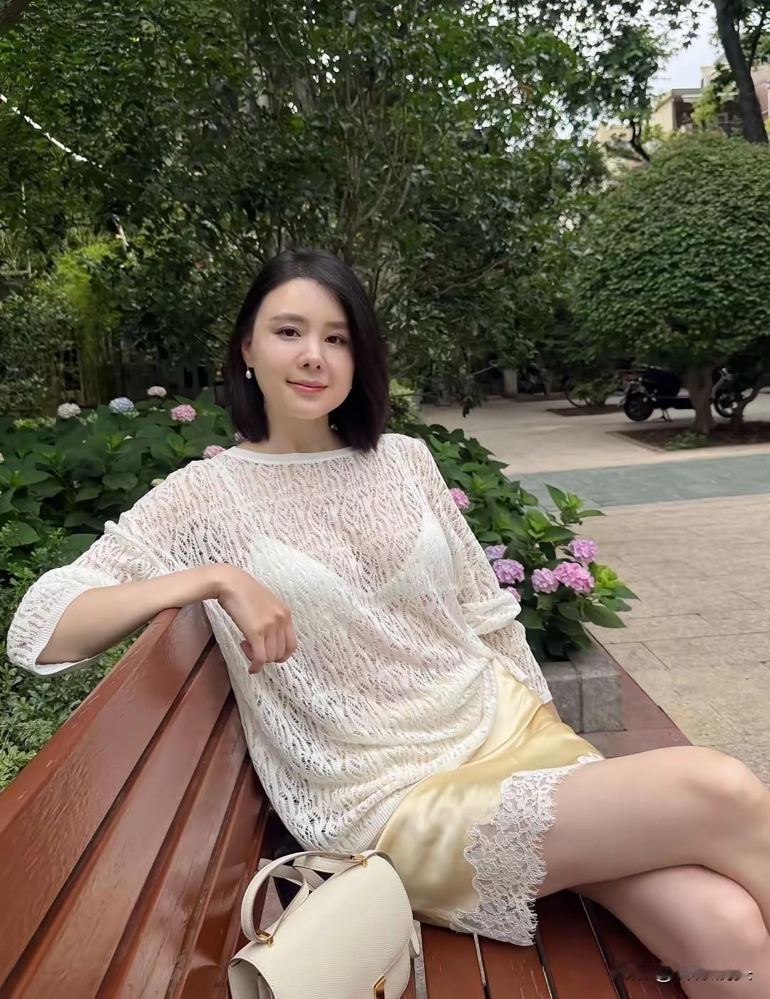 优雅午后，绿意盎然中的静谧时光🌿💐
