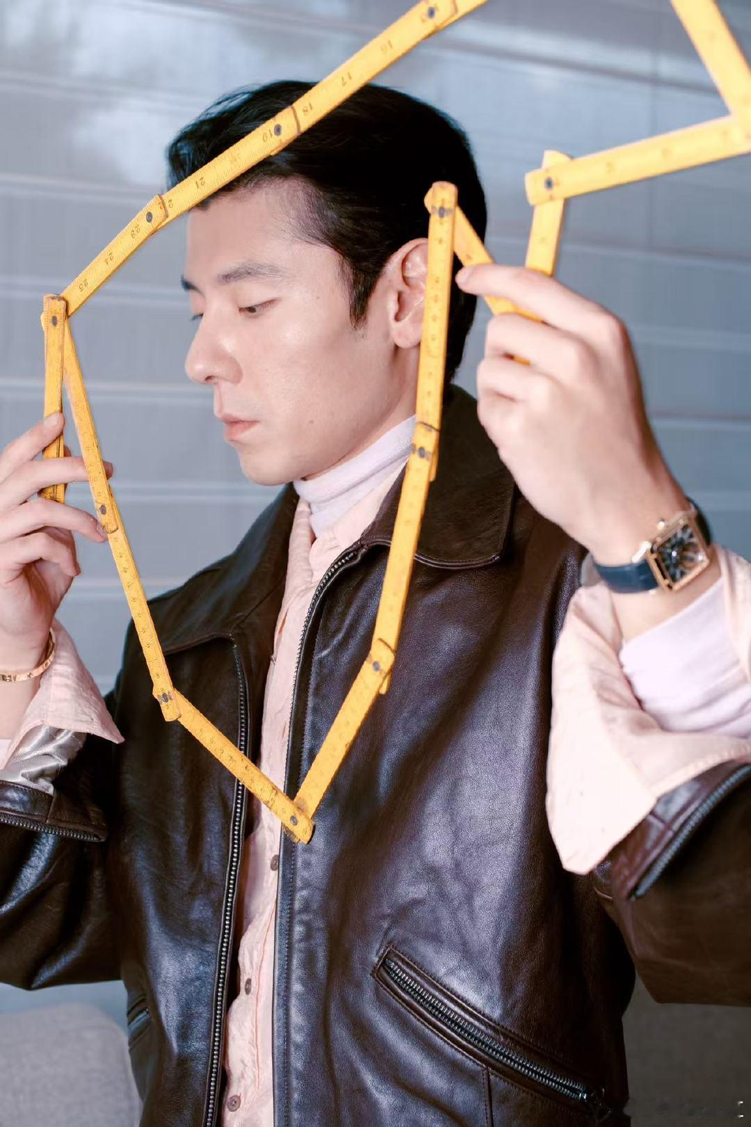 蒋奇明肤色和衣服可以消消乐了 蒋奇明去VOGUE盛典了蒋奇明现身VOGUE盛典，