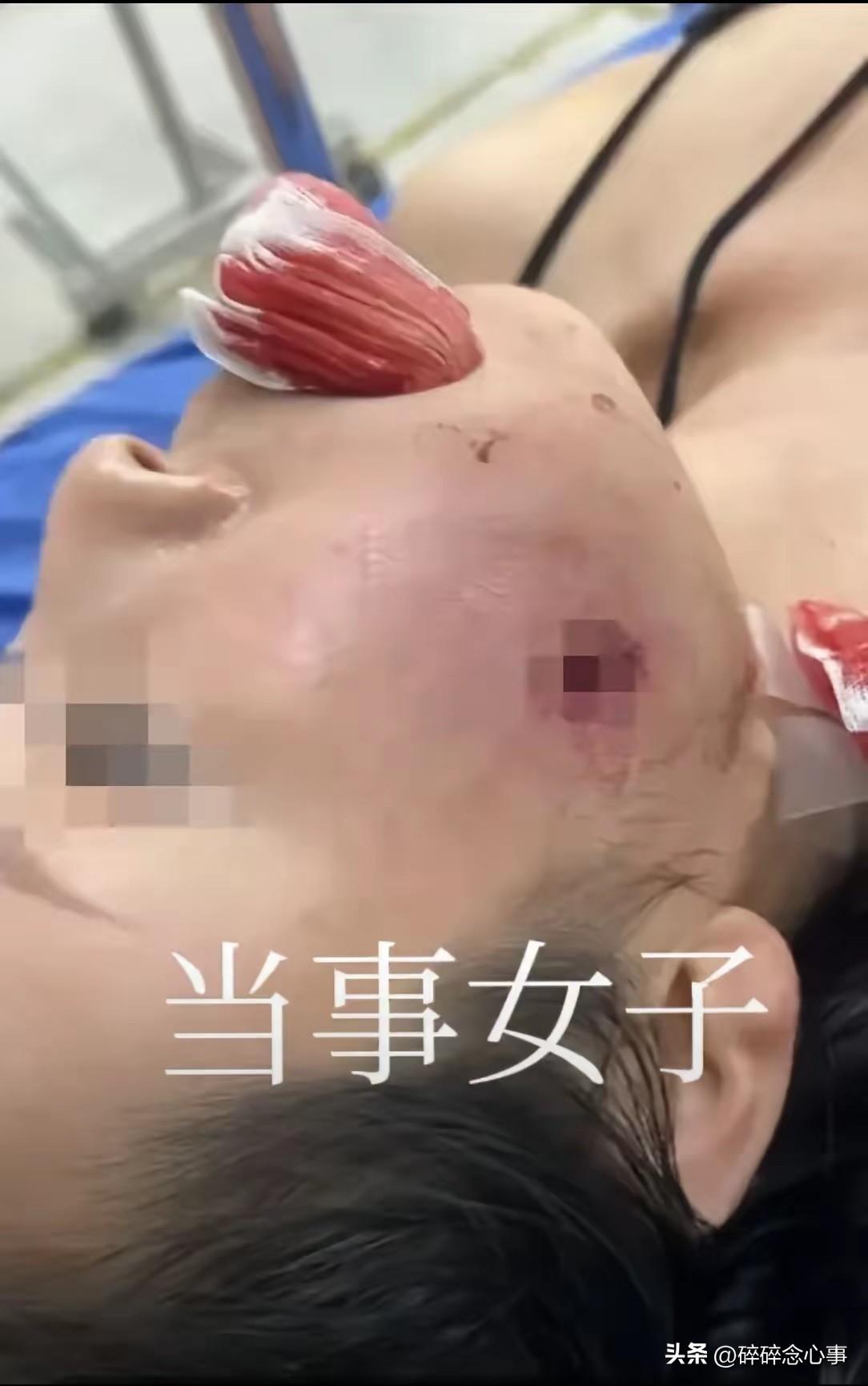 真的是太吓人了！好好的旅游照还没开拍，一颗子弹就冲着脸飞过来——这对中国母女在普