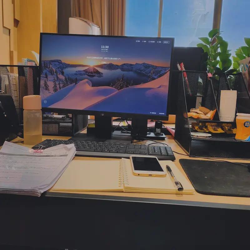 有人说：下班时间一到就走的人，不值得信赖。我看未必。
曾经的同事，雷打不动到点就